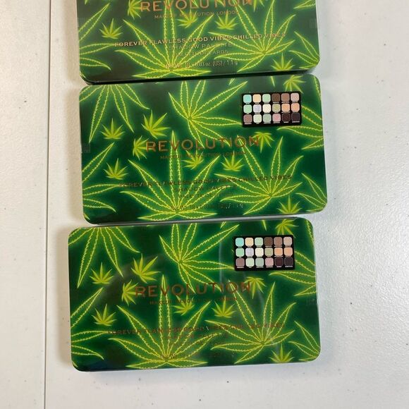 NIB Revolution Forever Flawless Chilled Vibes 18 Shade Eyeshadow Pallet - Picture 8 of 8